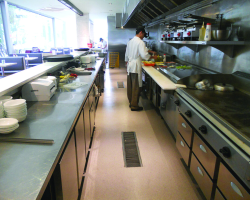 Qual o revestimento ideal para pisos de cozinhas industriais?